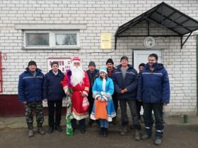 31 декабря 2019 года Дед Мороз и Снегурочка поздравили работников предприятия