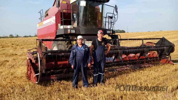 ЭкипажМатвейчик Александр и Метлевский Виктор намолотили 1016 тонн зерна
