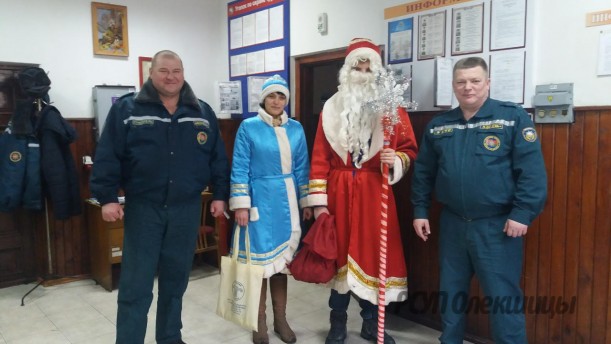 От администрации и профкома Дед Мороз и Снегурочка поздравили с Новым Годом всех работников предприятия