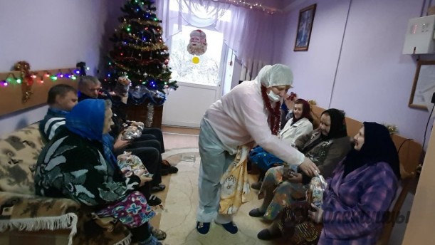 Новогодние подарки для пристарелых проживающих в Макаровском доме-интернате и отделении круглосуточного пребывания  для граждан пожилого возраста аг.Олекшицы.