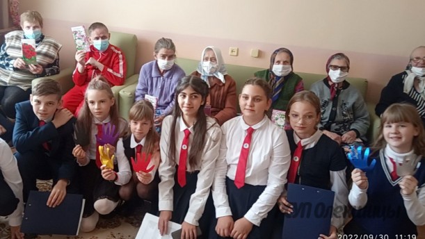 НАШИ ДЕТИ. Волонтеры-ученики Олекшицкой средней школы с поздравительной программой ко Дню пожилых людей.