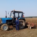 Механизатор Александр Сивуха работает с культиватором на закрытии влаги в почве