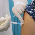 Вакцинация от гриппа и COVID-19 должна проходить с промежутком в месяц — эксперт.