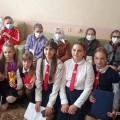 НАШИ ДЕТИ. Волонтеры-ученики Олекшицкой средней школы с поздравительной программой ко Дню пожилых людей.