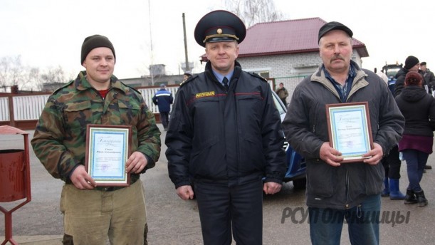Начальник Берестовицкого РОВД на собрании коллектива наградил работников РСУП "Олекшицы"
