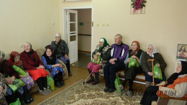 14 апреля накануне праздника "Пасха" представители РСУП "Олекшицы" посетили с подарками  престарелых и инвалидов.
