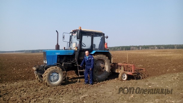 Механизатор Александр Сивуха работает с культиватором на закрытии влаги в почве