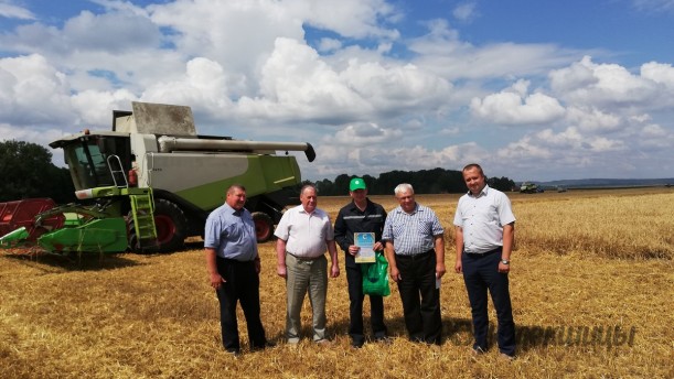 Первыми в Берестовицком районе намолотили 1000 тонн зерна с учетом рапса