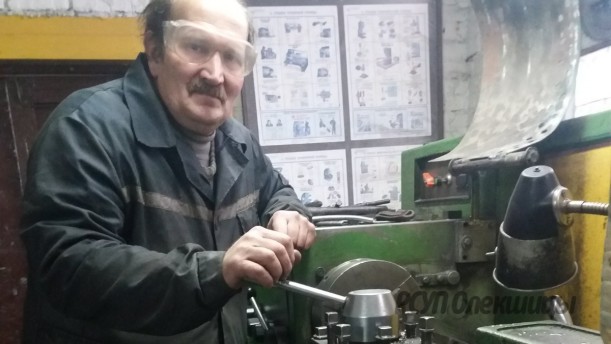 Евгений Ильгявичюс работает на предприятии токарем