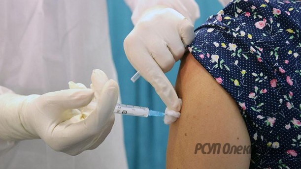 Вакцинация от гриппа и COVID-19 должна проходить с промежутком в месяц — эксперт.