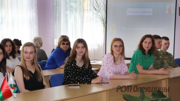 Молодежь РСУП "Олекшицы" участник открытого диалога «Молодежь на равных» с участием руководства района.