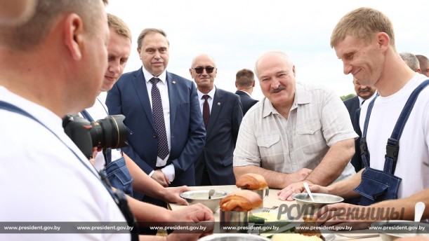 «Ну как кормят? Ничего?» Александр Лукашенко пообедал в поле с комбайнерами и обсудил с ними новую технику.