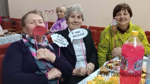 «Ваших лет золотые россыпи». В Макаровцах прошла концертно-развлекательная программа для пожилых.