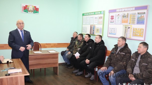 О новшествах избирательной кампании работников РСУП «Олекшицы» проинформировал Михаил Писарик.